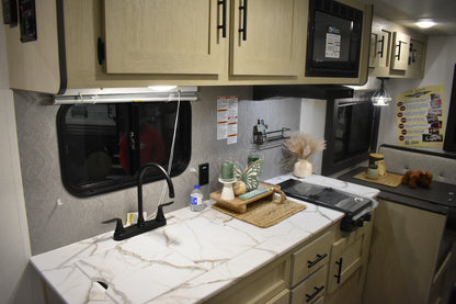 Forest River Shasta Oasis I-5 - 521CK Floorplan - Travel Trailer RV - 25 ft - 2025 Edition