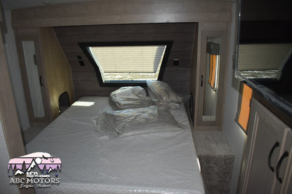 Forest River Palomino RV - SolAire Ultra Lite - 208SS Floorplan - Travel Trailer RV - 24 ft - 2024 Edition