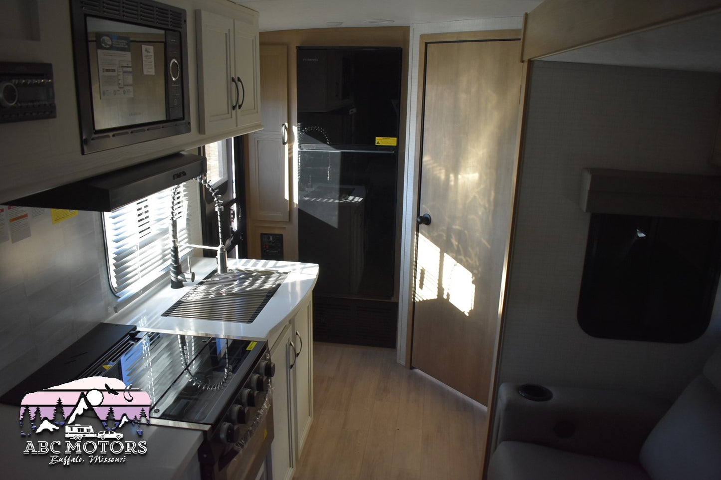 Forest River Palomino RV - SolAire Ultra Lite - 208SS Floorplan - Travel Trailer RV - 2024 Edition